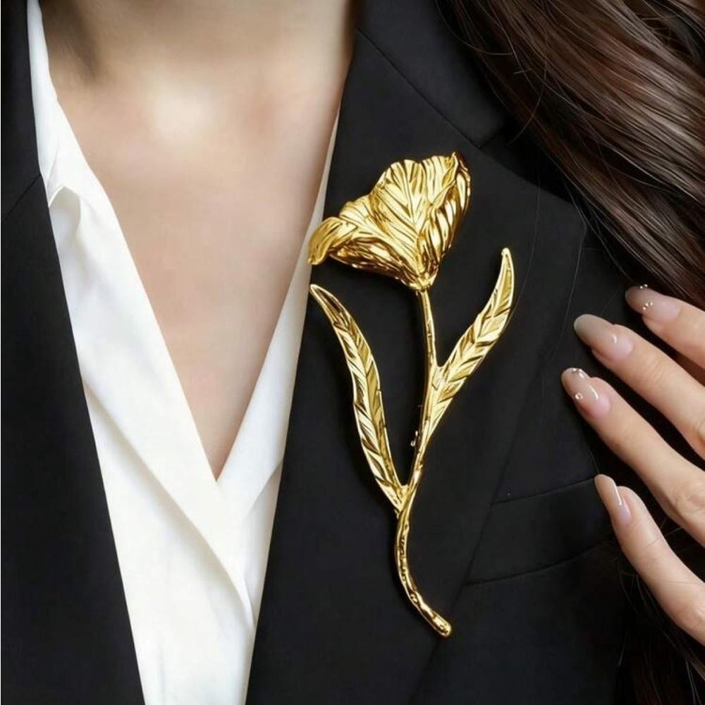 Luxurious Gold Floral Brooch